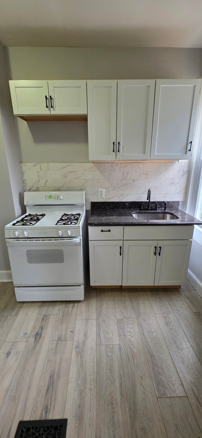 Building Photo - 2329 Windsor Ave