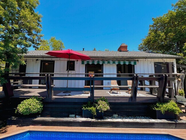 Building Photo - 2828 Laurel Canyon Pl