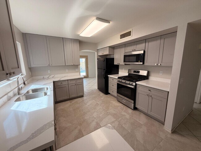 Building Photo - 7611 W Cinnabar Ave