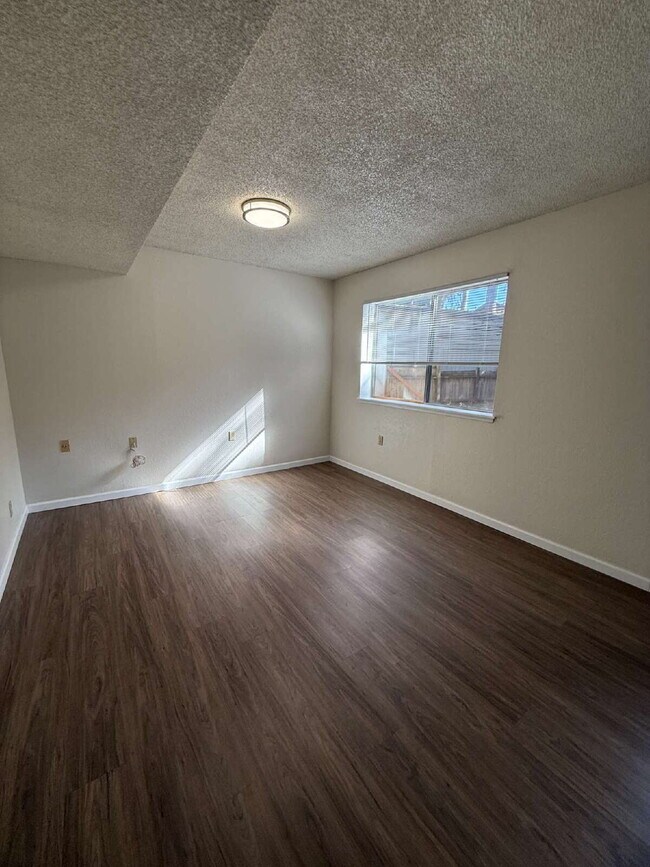 Building Photo - "Charming 3-Bedroom Home with Cozy Firepla...