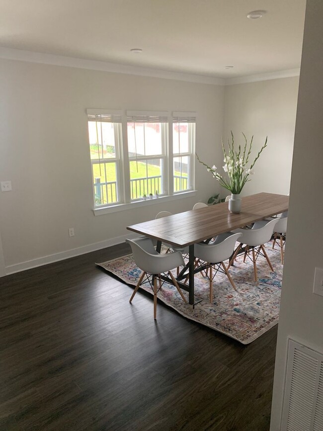 Building Photo - $300 OFF THE FIRST FULL MONTH's RENT!!! Su...