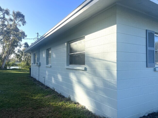 Building Photo - 280 E Seminole Dr