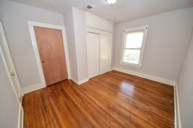 Building Photo - 3 bed, 1 bath near UOM