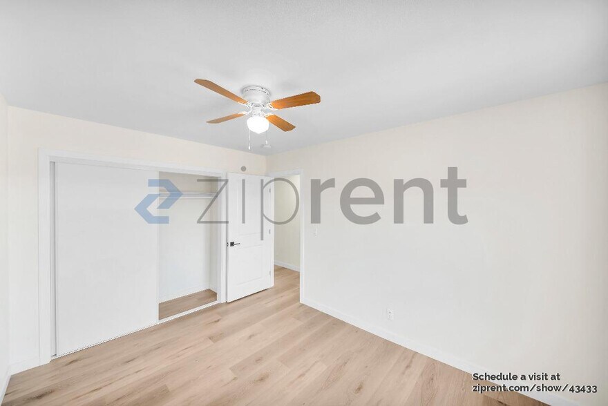 Building Photo - 850 W 80th St