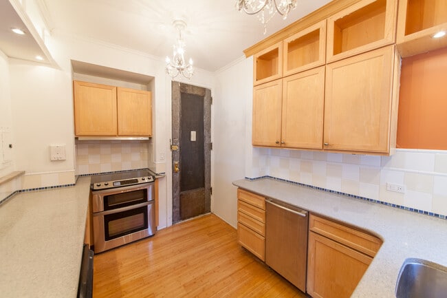 Building Photo - 127 W 82 St