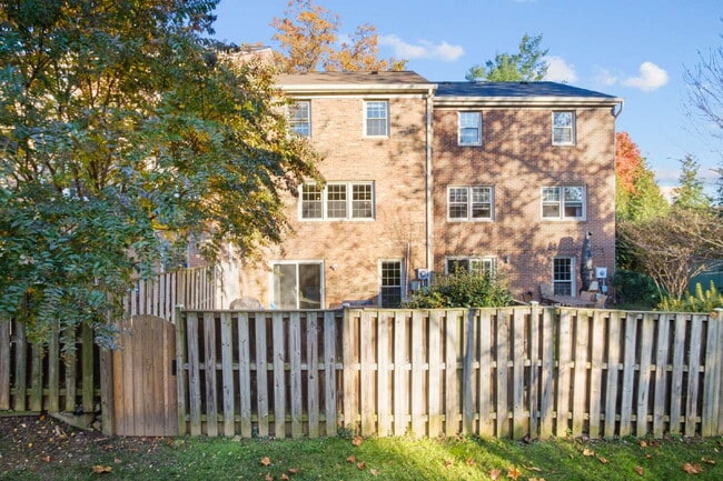 Building Photo - Charming Townhouse: Your New Home Awaits!
