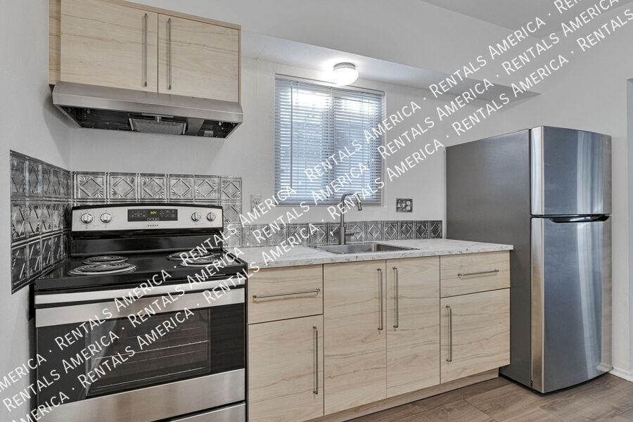 Building Photo - 749 E 6th St