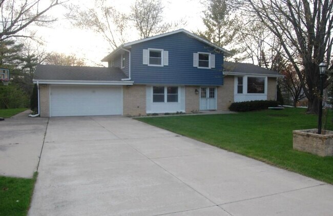 Building Photo - 4575 Coral Dr