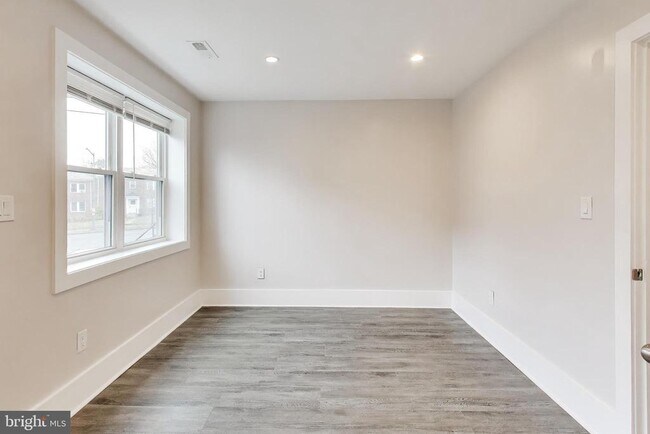 Building Photo - 924-919 19th St NE