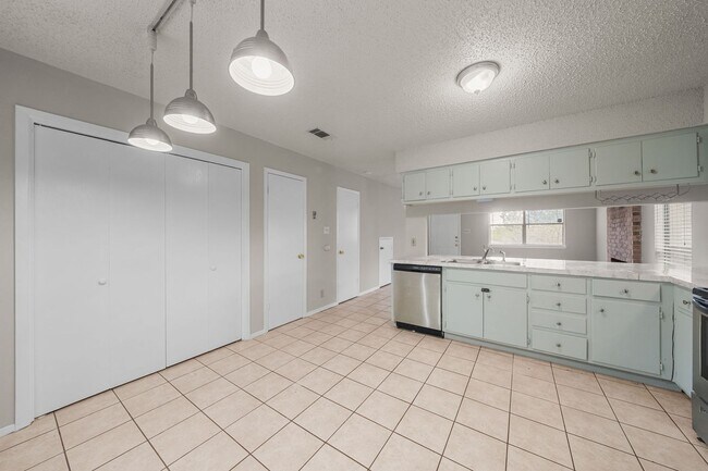 Building Photo - AUS8108 Dunn