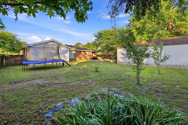 Building Photo - 607 Oakwood Ave