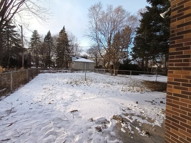 Building Photo - 3 bedroom 1 bath bungalow now available! - $1100/mo