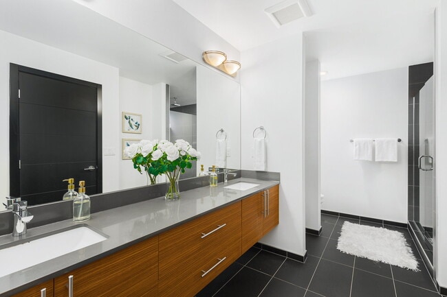 Building Photo - Spacious Judkins Park Townhouse- Parking-Lightrail