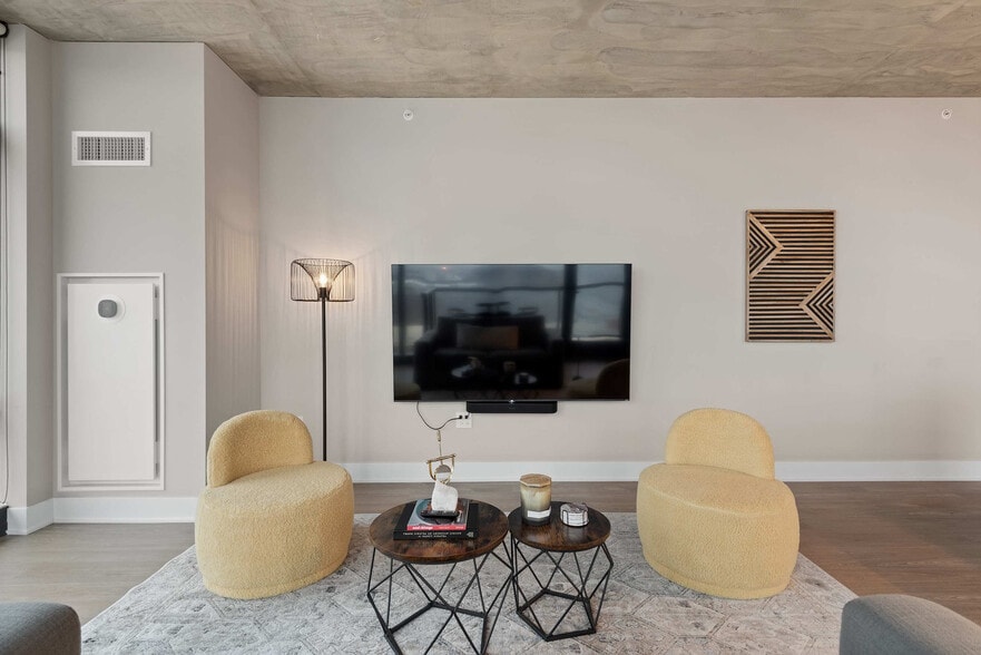 Building Photo - 1044 W Van Buren St