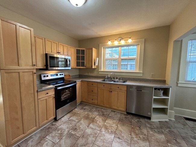 Building Photo - Central - Beautifully Restored and Updated Apartment