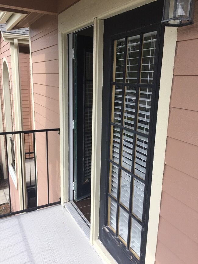 Building Photo - Beautiful 1/1 Wood Floor Condo With a Beau...