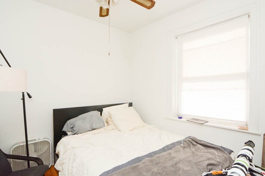 Building Photo - 1938 W Crystal St