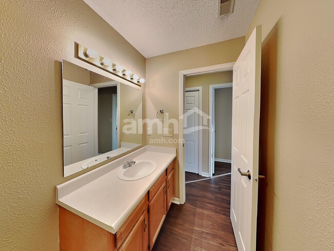 Building Photo - 743 Millbrook Dr