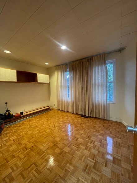 Primary Photo - 10 Packard Ave