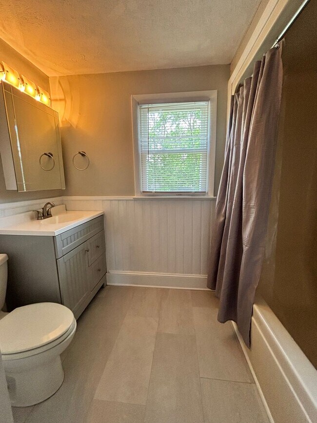 Building Photo - Eager to be in Northwoods? Check out Edgew...