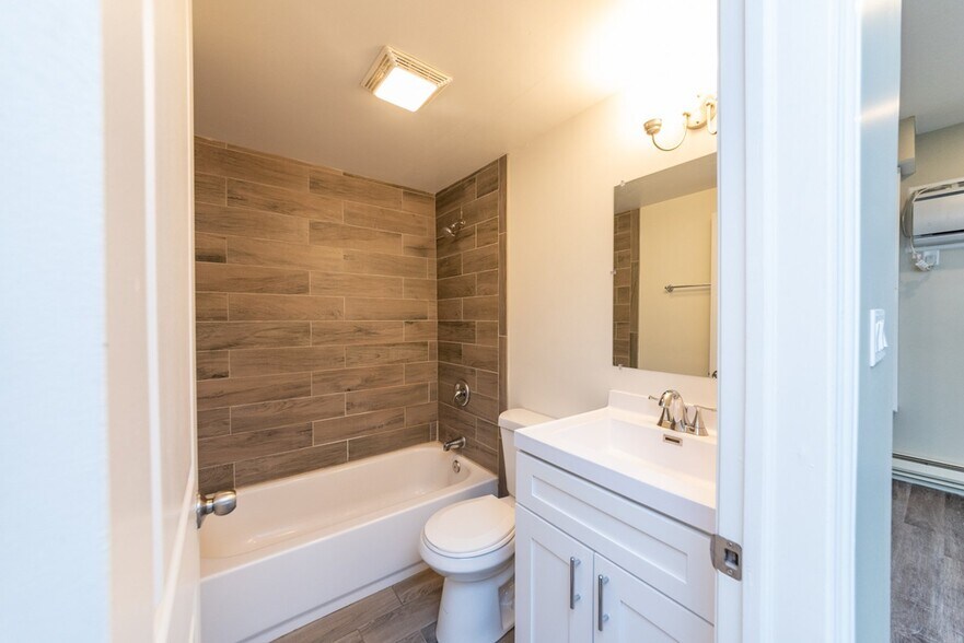 Building Photo - 1511 W Albion Ave