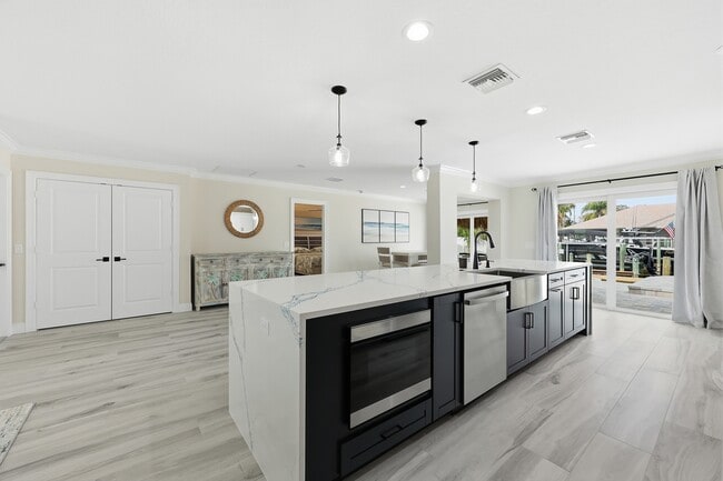 Building Photo - 1479 SW Seahawk Way