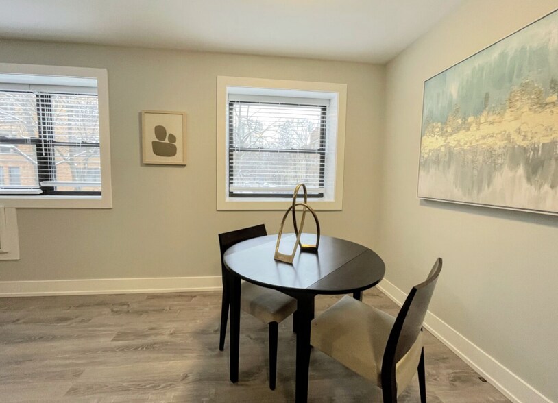 Building Photo - 529 W Surf St