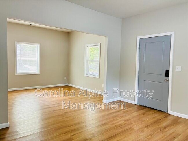 Building Photo - 611 S Mountain St