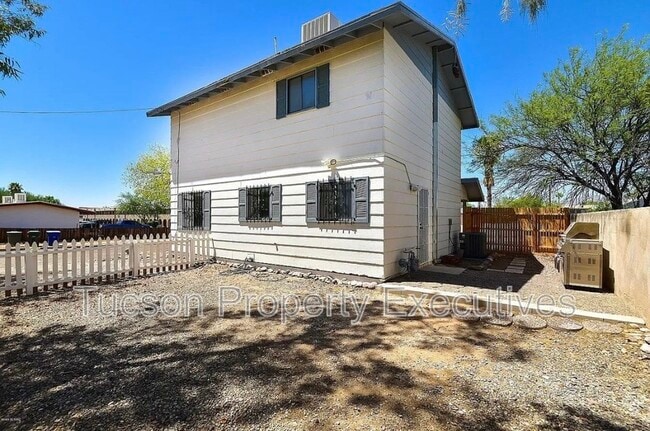 Building Photo - 902 E Elm St