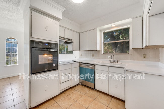 Building Photo - 3003 Helmet St