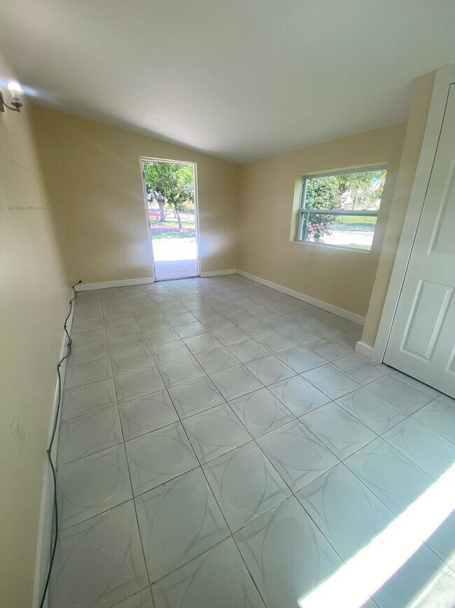 Building Photo - Beautiful 3-bedroom home located in Delray...