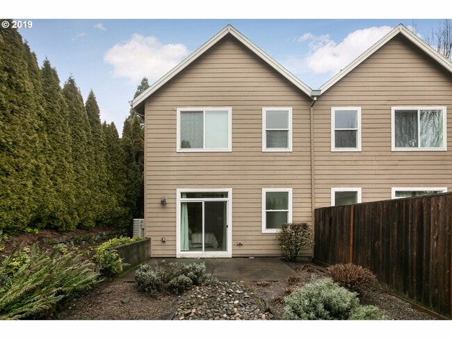 Building Photo - Amazing 3 bed / 2.5 bath Duplex with Bonus Room!