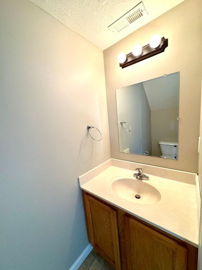 Building Photo - Town House For Rent