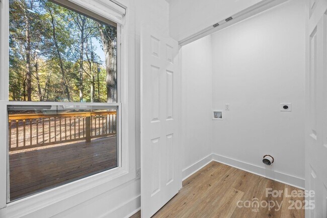 Building Photo - 8625 Cedarbrook Dr