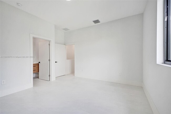 Building Photo - 121 NE 118th St