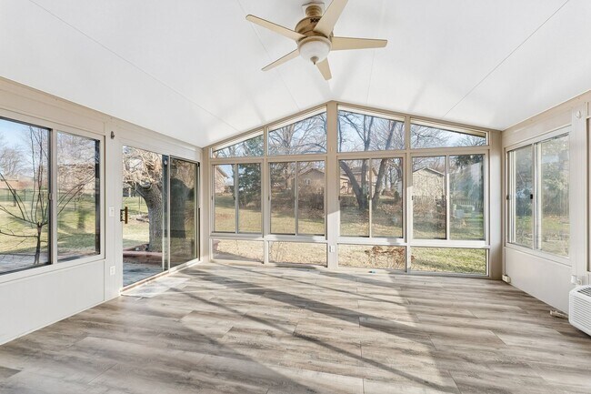 Building Photo - Sun Room!