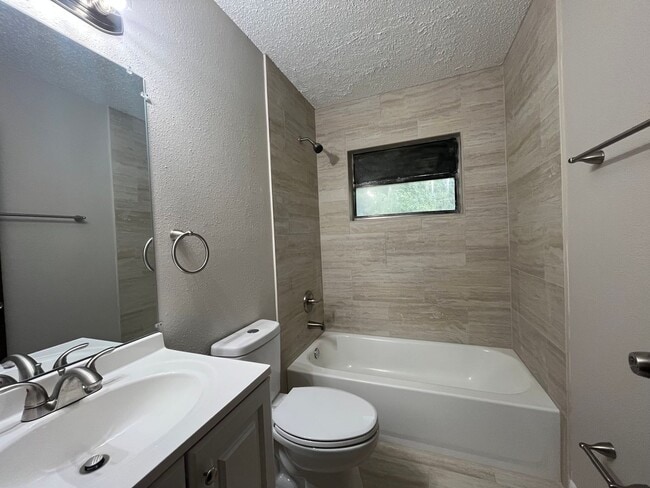 Building Photo - 2 bed/2 bath in Lakeland!