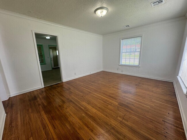Building Photo - 2 bedroom 1 bathroom home Ready for move-i...