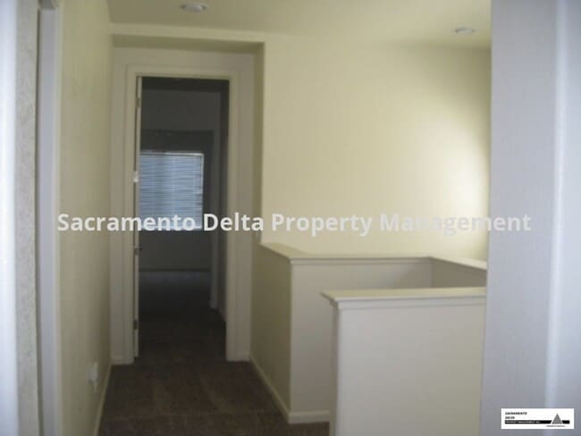 Building Photo - Spacious 3 Bed/2.5 Bath Home in a Great Lo...
