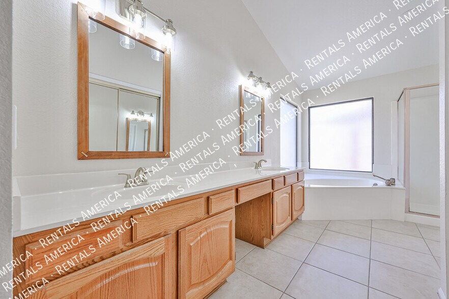 Building Photo - 3802 N Wintergreen Way