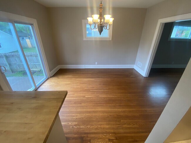 Building Photo - 4 Bedroom- Grandview