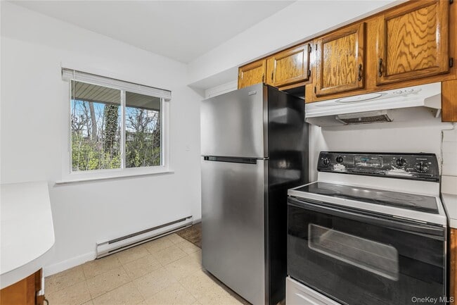 Building Photo - 914 Old Country Rd