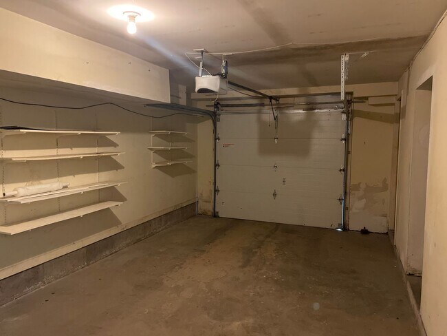 Building Photo - 2 Bed/1.5 Bath Condo Close to UIHC!