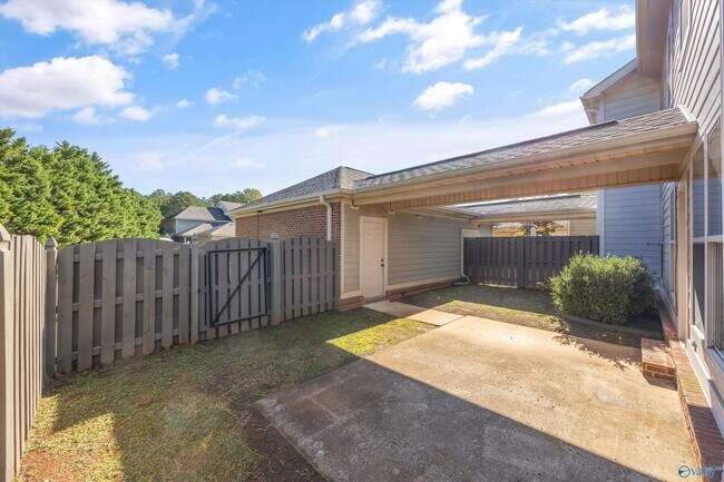 Building Photo - 120 Park Square Ln