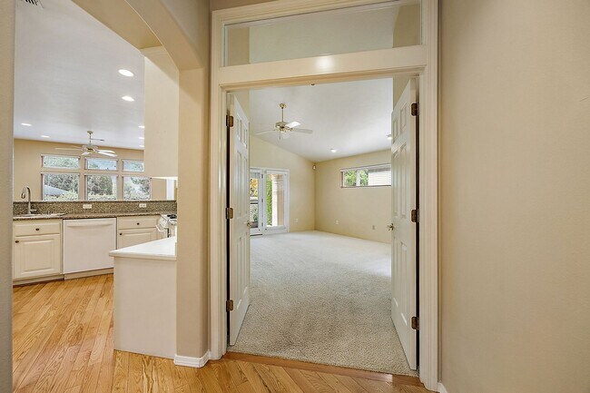 Building Photo - Alder Creek Estates Home available**Gated Community**Minutes from Rogue Regional Medical Center o...