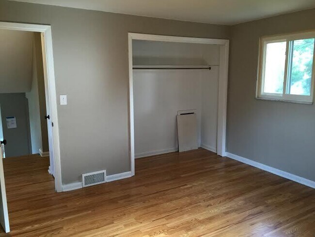 Building Photo - **********Gorgeous Scott Township 3-Bed/1....