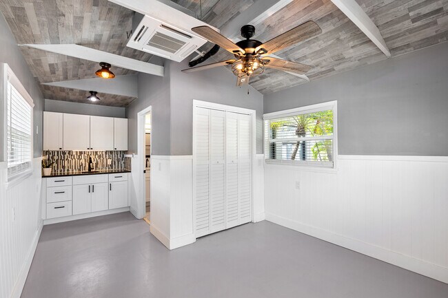 Building Photo - 231 E Madeira Ave