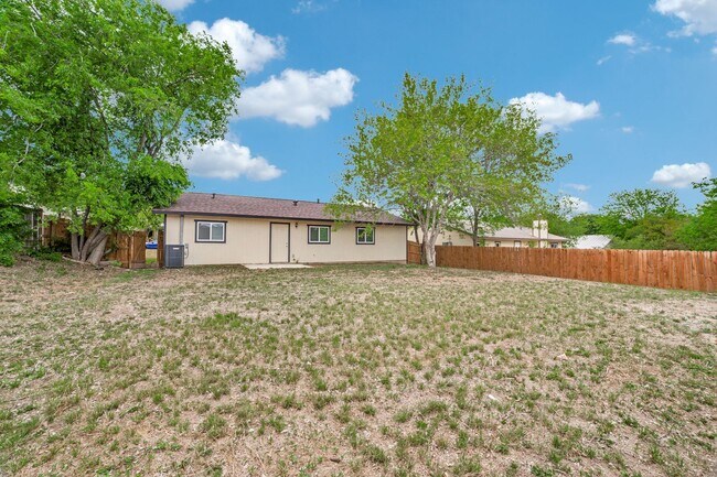 Building Photo - NEWLY-REMODELED 3-BEDROOM HOME IN HERITAGE SUBDIVISION