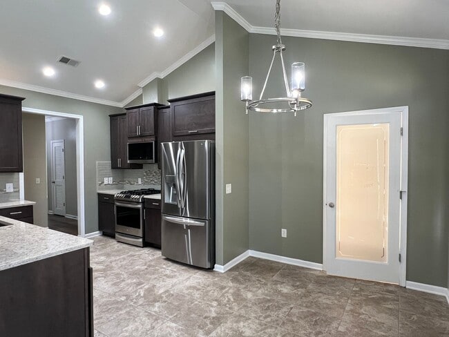 Building Photo - Beautiful Home w/Lots of Extras