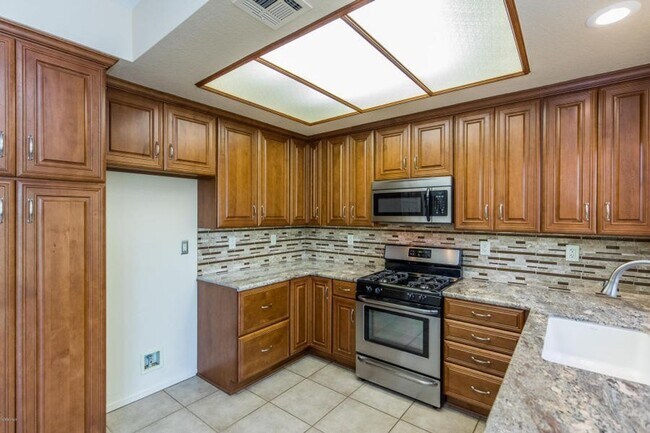 Building Photo - Modern Comfort Meets Tranquil Living in Newbury Park